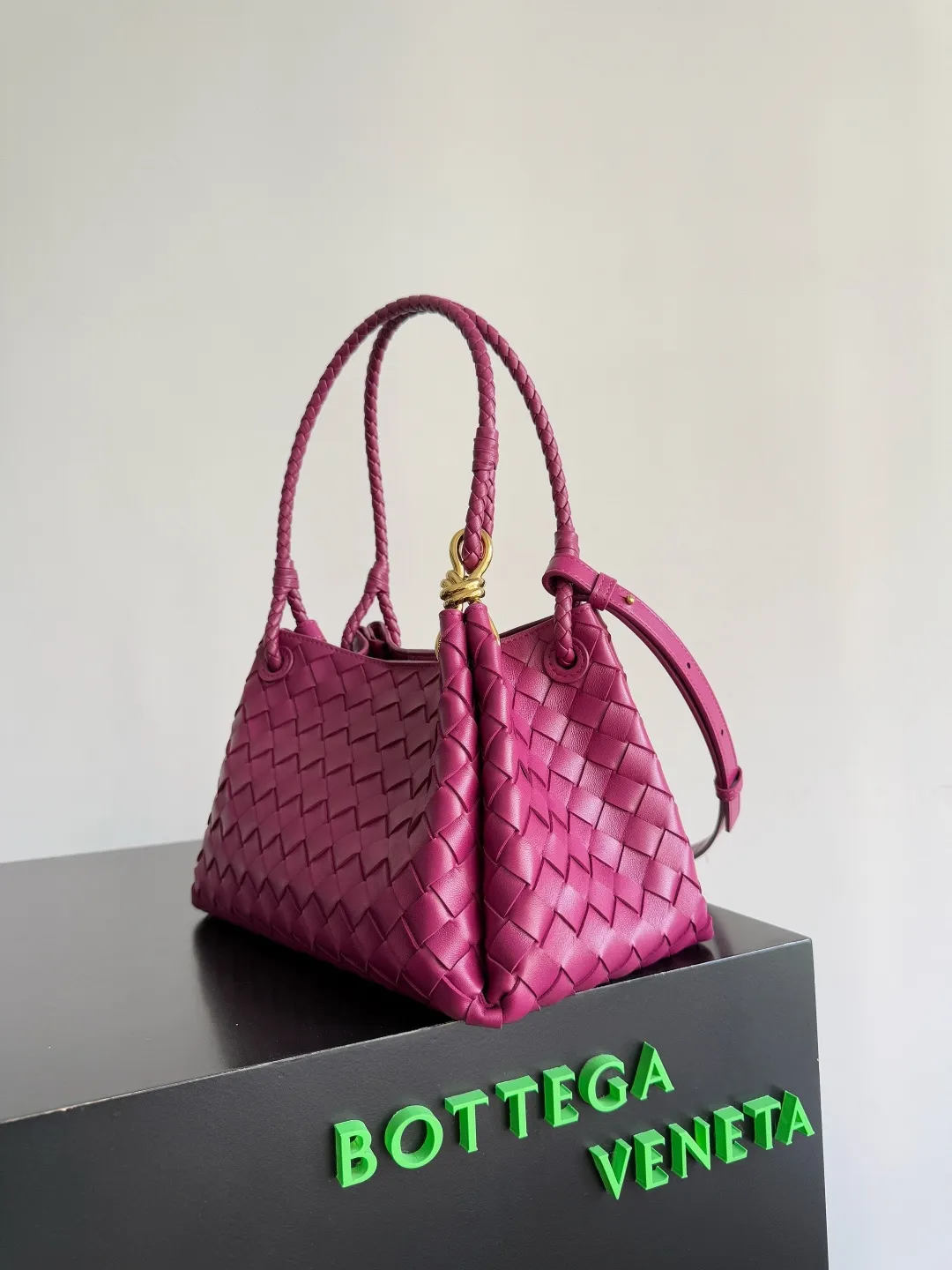 Batch 2060 BOTTEGA VENETA 2025 Autumn New Product Medium Parachuta The long-awaited new medium parachuta is here, with a unique appearance and iconic metal knots, and a whole piece of leather folds the four corners into a parachute shape! The exquisite Knot metal buckle is like putting jewelry on a bag. It is high-end and elegant. Its super capacity can hold all your things! The overall effect of this bag is very different from before. It is neither too delicate to provide a large capacity nor too bulky because of its practicality. It simply provides a perfectly suitable bag for casual and simple people👜 Style number: 835921 Size: 29.5*18.5*17.5cm